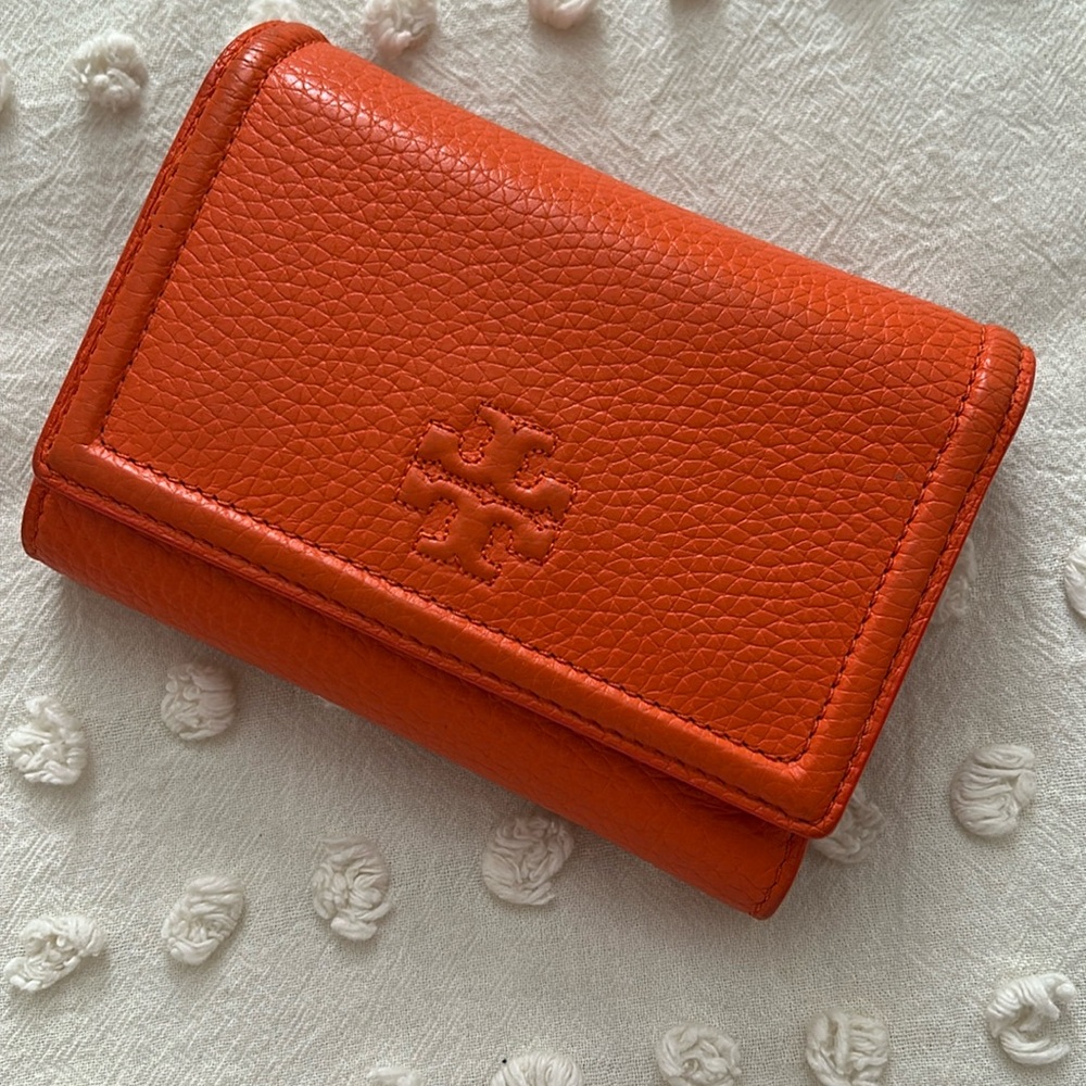 TORY BURCH Tri- Fold Wallet 5.25” x 4” x .75”
Good Condition